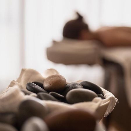 Park Hyatt Mendoza Hotel, Casino&Spa Bagian luar foto A spa treatment