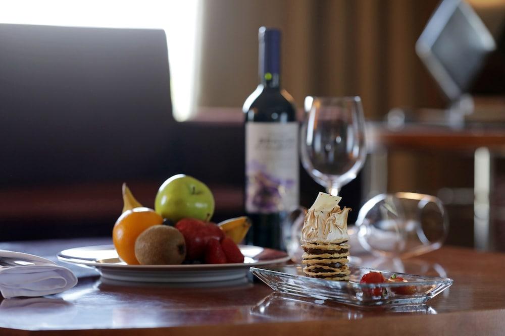 Park Hyatt Mendoza Hotel, Casino&Spa Bagian luar foto A bottle of wine and fruit