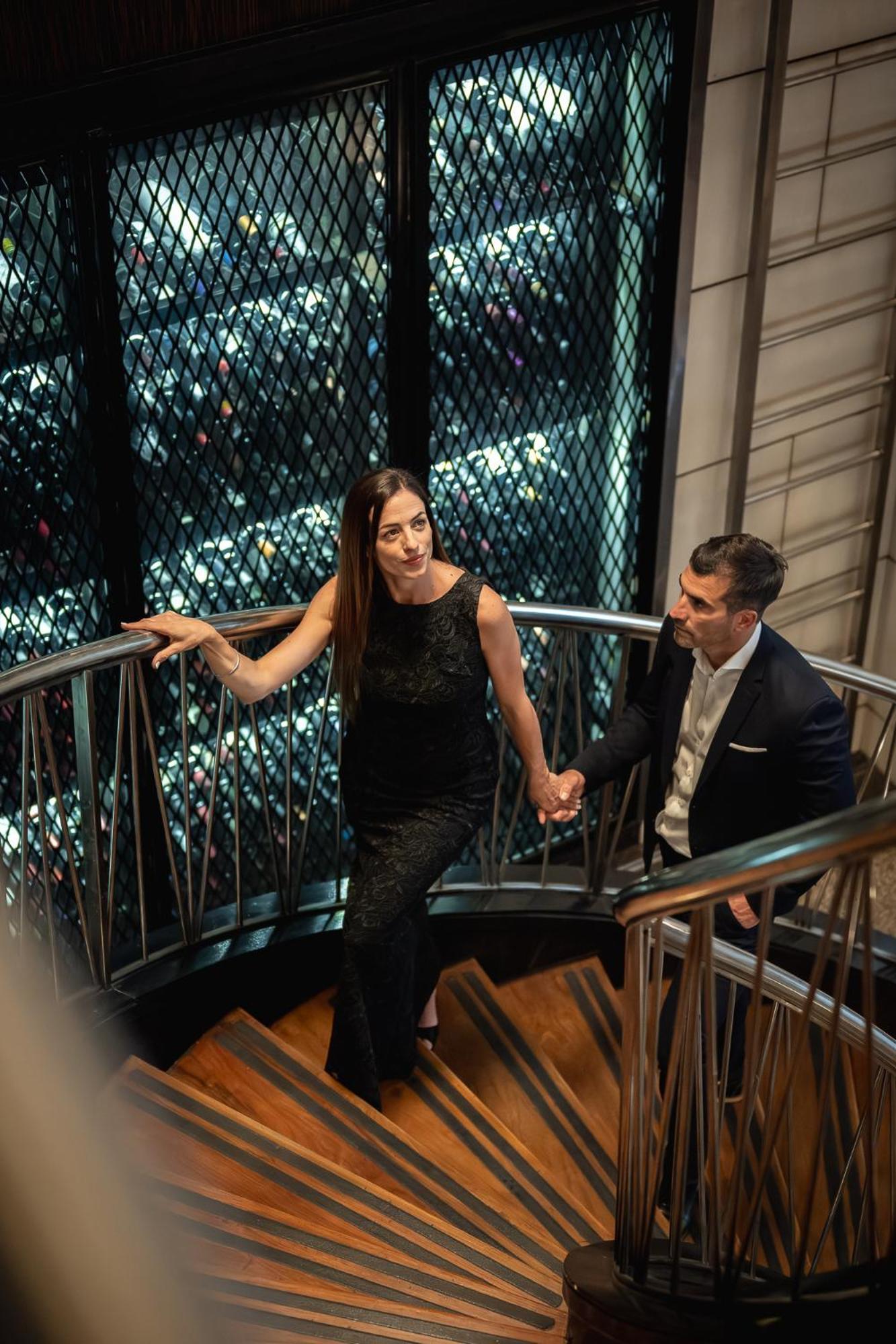Park Hyatt Mendoza Hotel, Casino&Spa Bagian luar foto A couple descending a spiral staircase